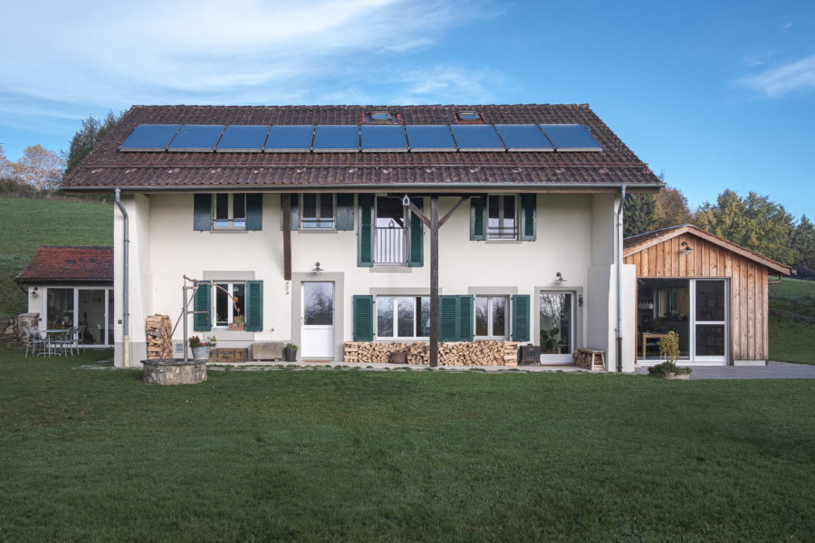 Façade sud de la ferme rénovée vue de l’extérieur.